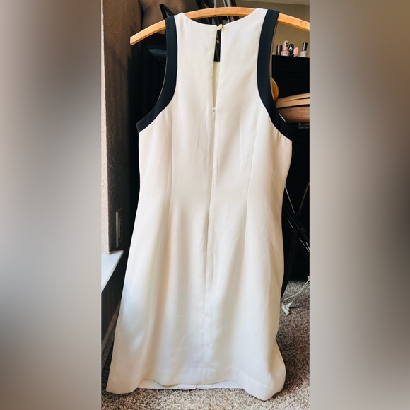 White dress - Picture 2 of 4